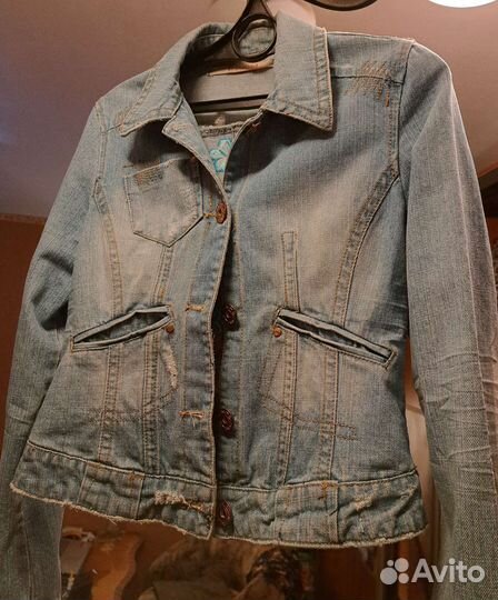 Джинсовая куртка с вышивкой