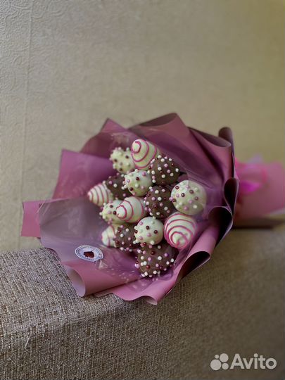 Клубника в шоколаде; ягодные букеты