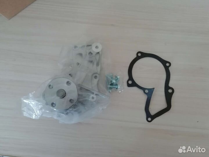 Водяная помпа Ford mondey 4 1.6 дв