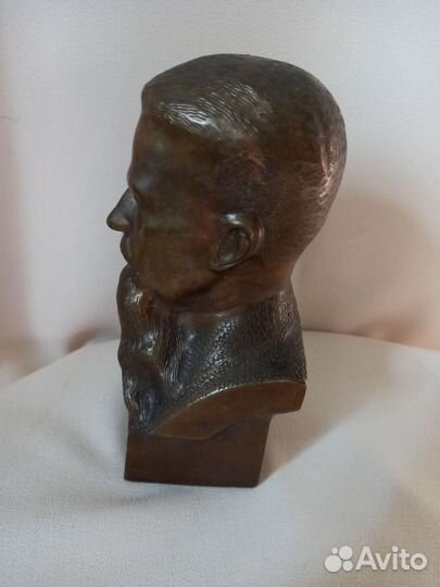 Бюст И. В. Курчатова