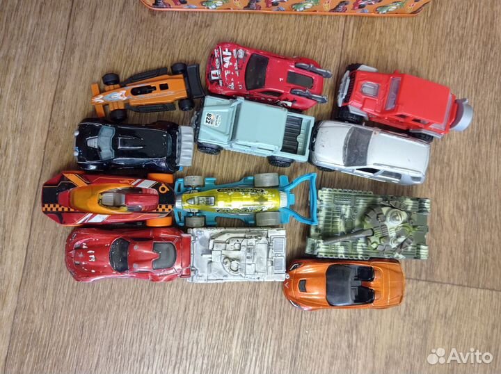 Hot wheels кейс плюс машинки