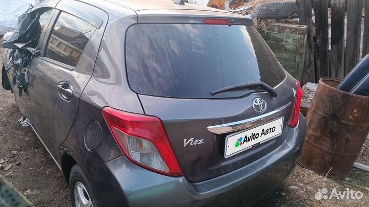 Toyota Vitz 1.0 CVT, 2011, битый, 52 000 км
