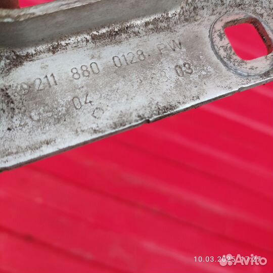 Петля капота левая mercedes w211
