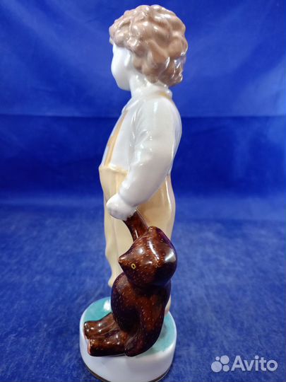Фарфоровая статуэтка Мальчик с мишкой Первосчет