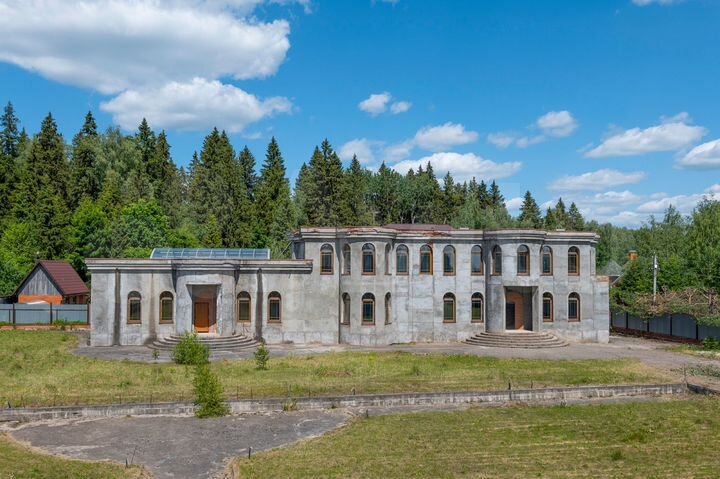 Дом 890 м² на участке 72 сот.