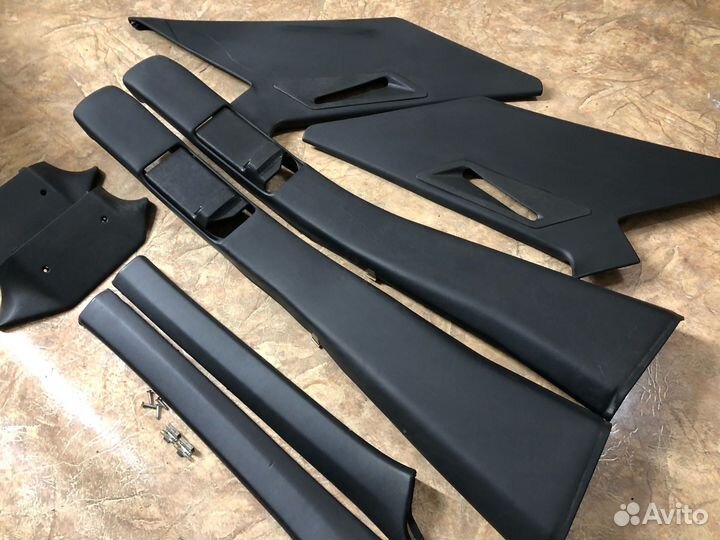 Обшивки стоек W124 седан черные