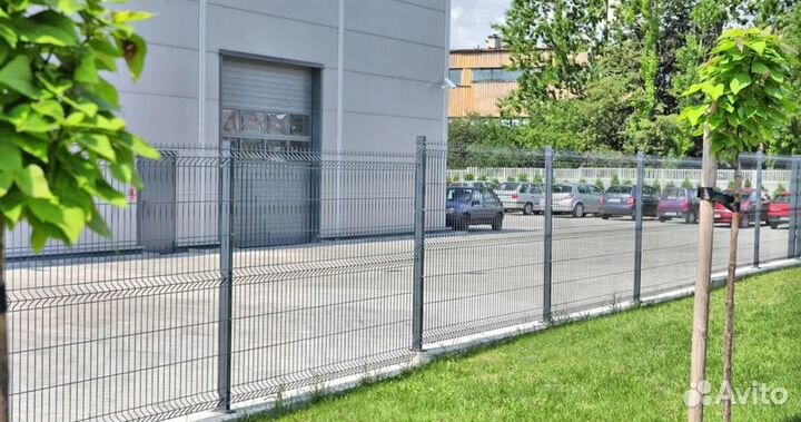 Забор из 3D сетки с металлическими столбами под кл