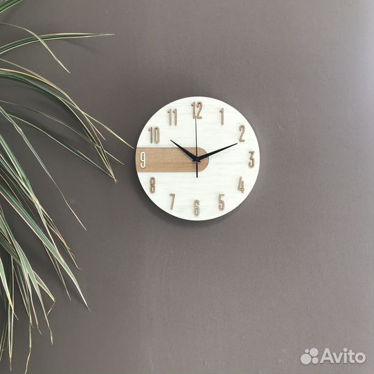 Часы настенные белые с брашированием круглые