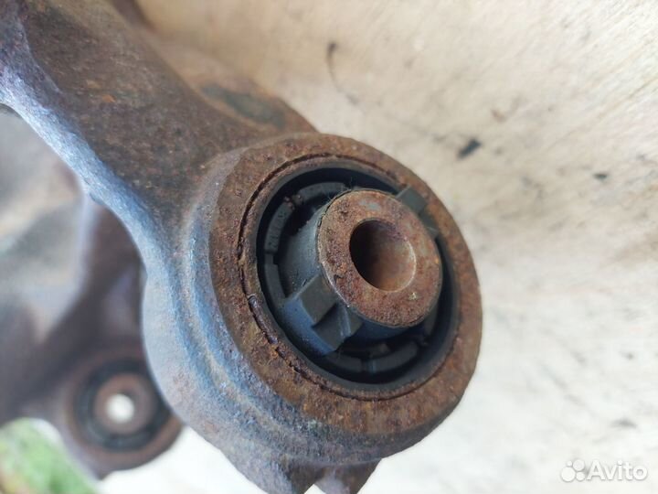 Кулак задний левый Мазда 6 GL