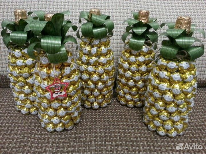 Ананас из конфет, внутри напиток в бутылке