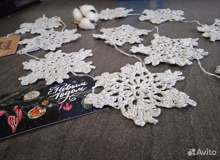 Новогодняя вязанная гирлянда из снежинок