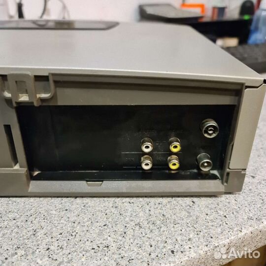 Видеомагнитофон LG cc290tw