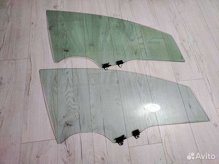 Стекло передней правой двери Honda civic 4D