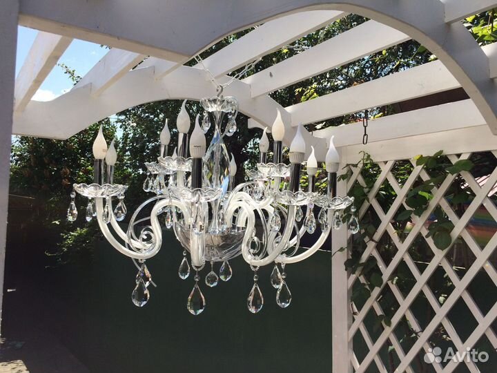 Большая хрустальная люстра