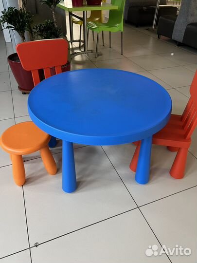 Детский стол и стулья