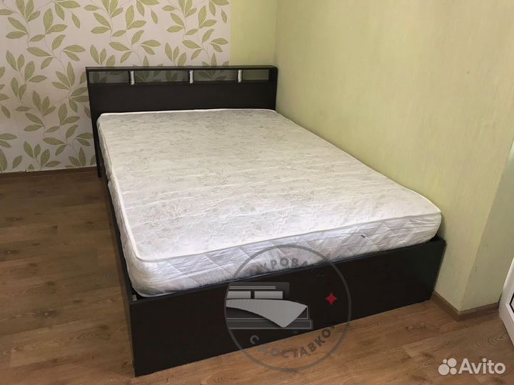 Кровать двуспальная с матрасом