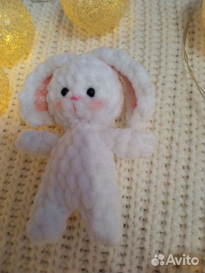 Вязаная игрушка зайчик ручной работы
