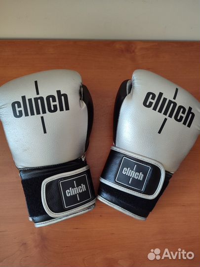 Боксерские перчатки и бинты