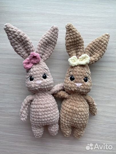 Игрушки ручной работы. Вязаный зайчик