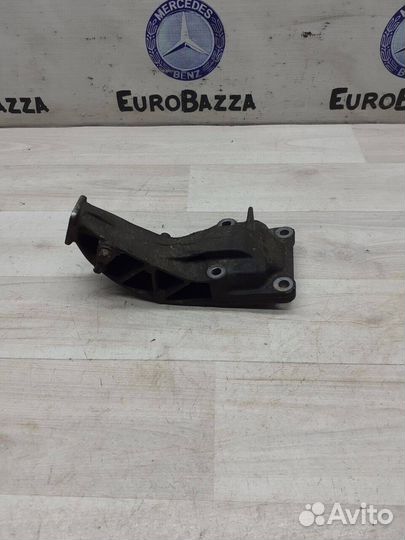 Кронштейн опоры двигателя Mercedes М266