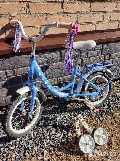 Детский велосипед с дополнительными колесами