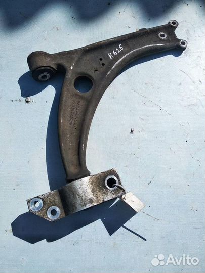 Рычаг передний нижний кривой 3C0407153B