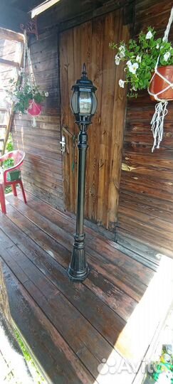 Уличный фонарь на столбе