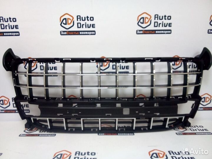 Решетка переднего бампера центральная Пежо 3008