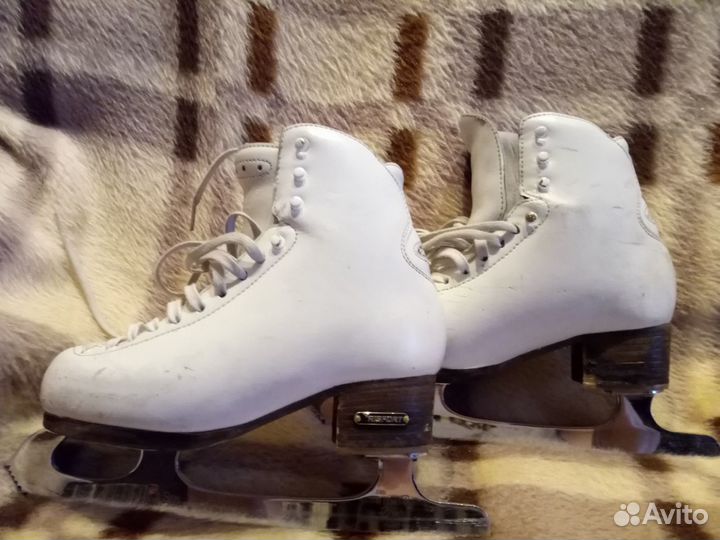 Продаю профессиональные фигурные коньки