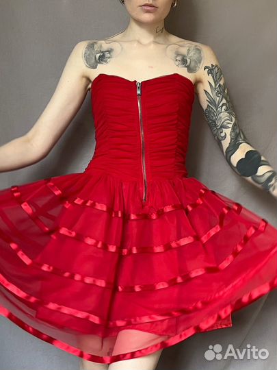 Красное платье с пышной юбкой