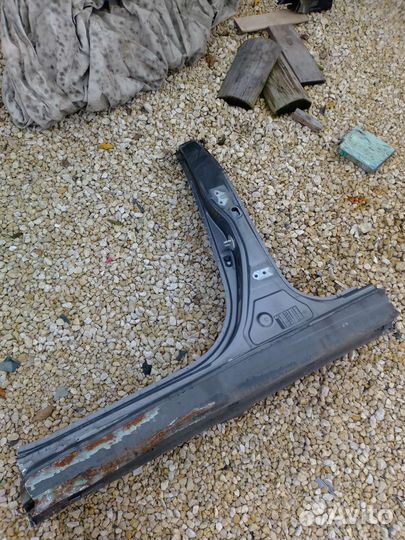 Центральная стойка кузова Hyundai Solaris 1