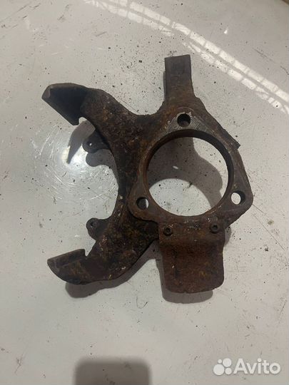 Кулак передний левый Крайслер 300М