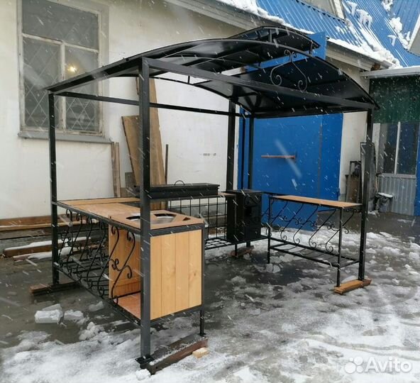 Мангальная зона под крышей