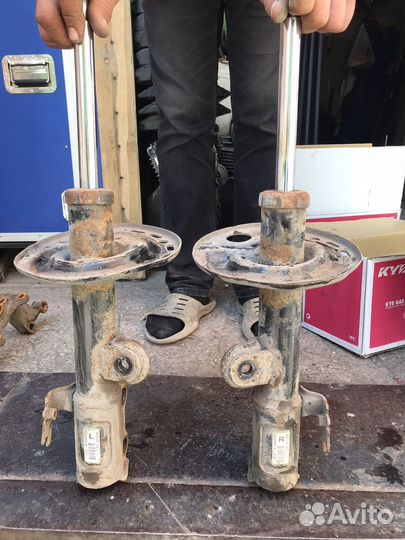 Стойка амортизатора передняя левая Toyota RAV4 III