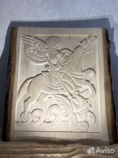 Резное панно из дерева