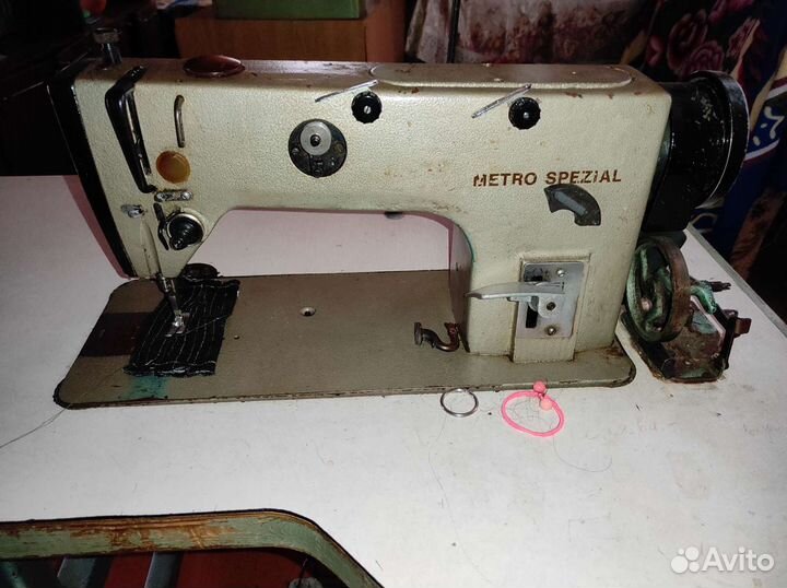 Промышленная швейная машина на столе