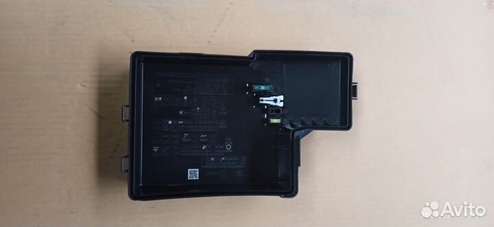 Крышка блока реле Mitsubishi Pajero Sport L200