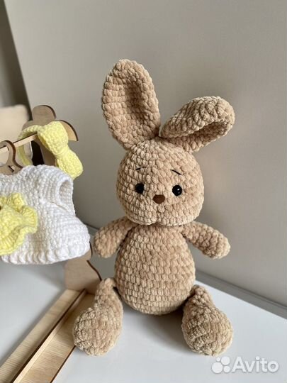 Вязаная игрушка ручной работы Заяц