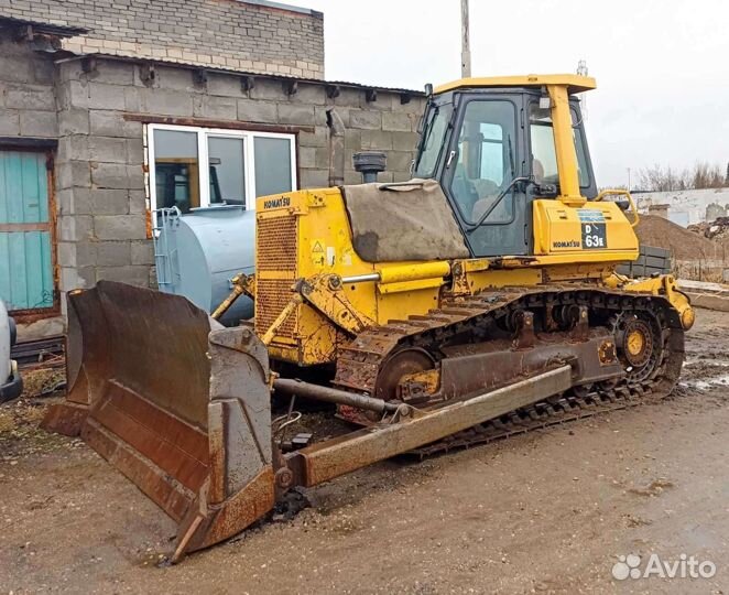 У слуги экскаватор погрузчик, самосвалы