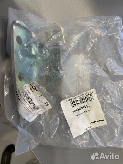 Петля задней правой двери верхняя Hyundai / Kia