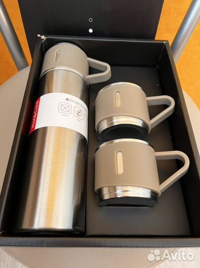 Термос с тремя кружками