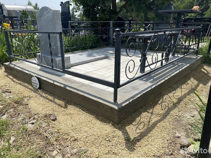 Памятник из мрамора с установкой