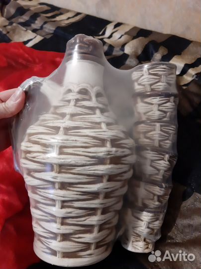 Кувшин с рюмками