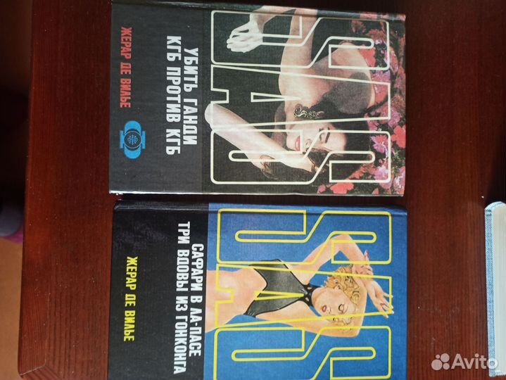 Книги много: детективы, кино -романы, ужастики