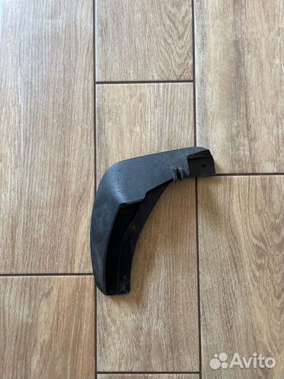 Брызговик передний правый Skoda Karoq С 2017 Года