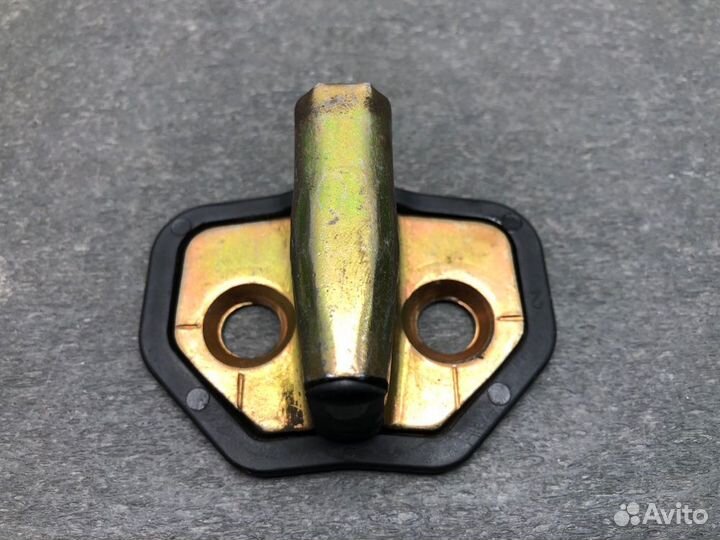 Петля замка двери передняя правая Mitsubishi