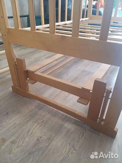 Детская кроватка с маятником