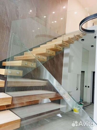 Лестница из дерева и металла