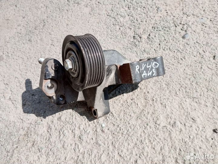 Кронштейн двигателя правый Toyota Rav4 40 дизель