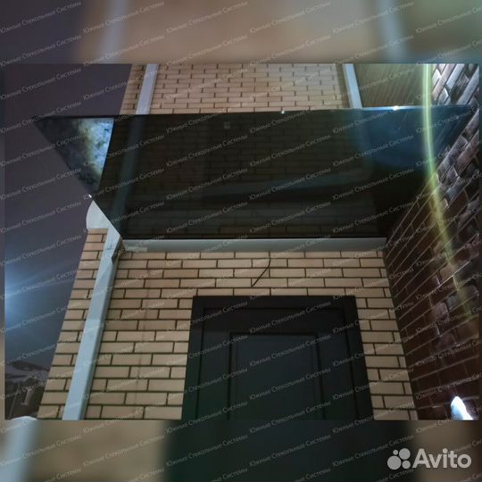 Стеклянный козырек над входом